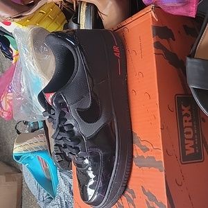 AIR FORCE 1 BLK WITH A RED LINE